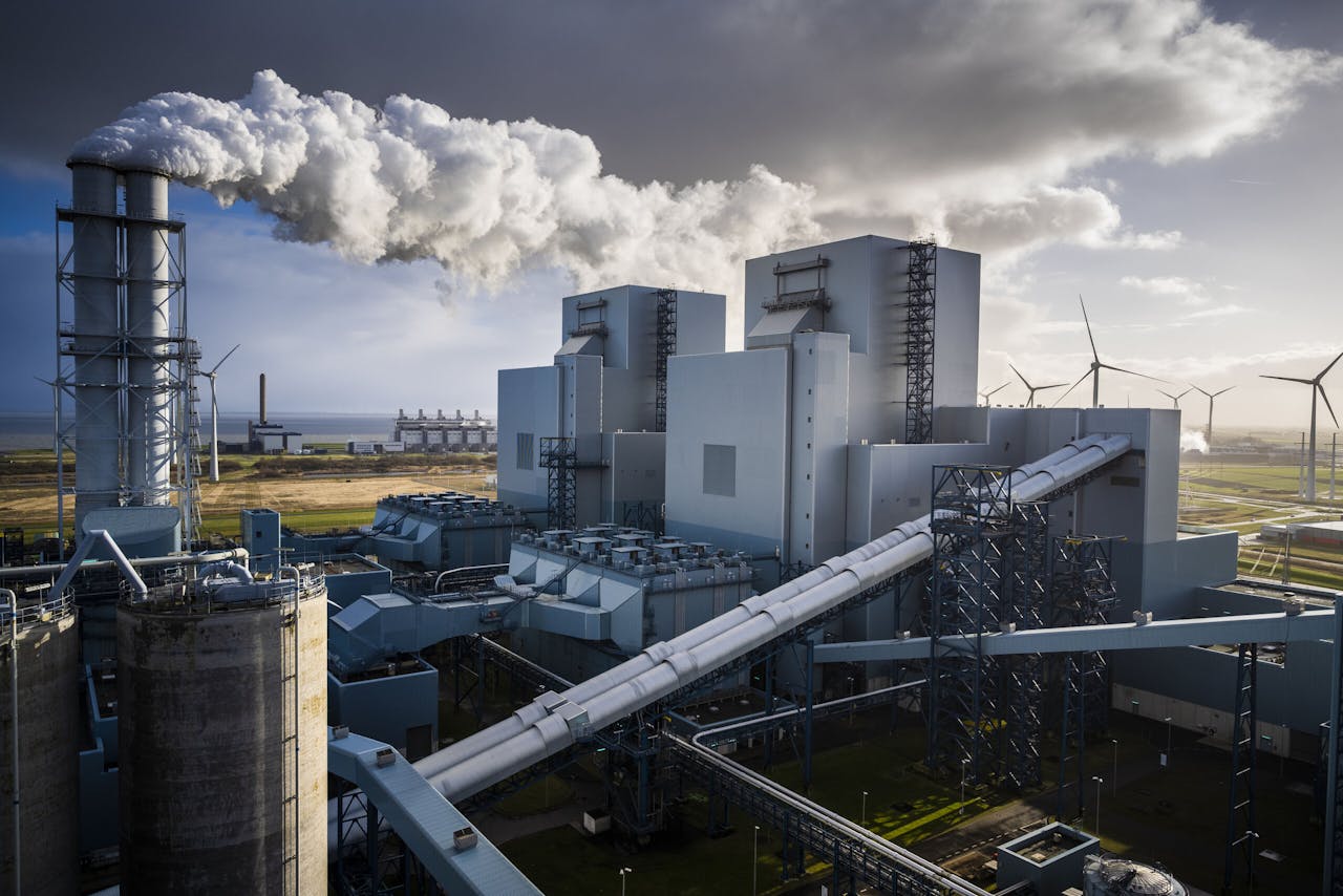 De Eemshavencentrale van RWE draait op steenkool en biomassa.