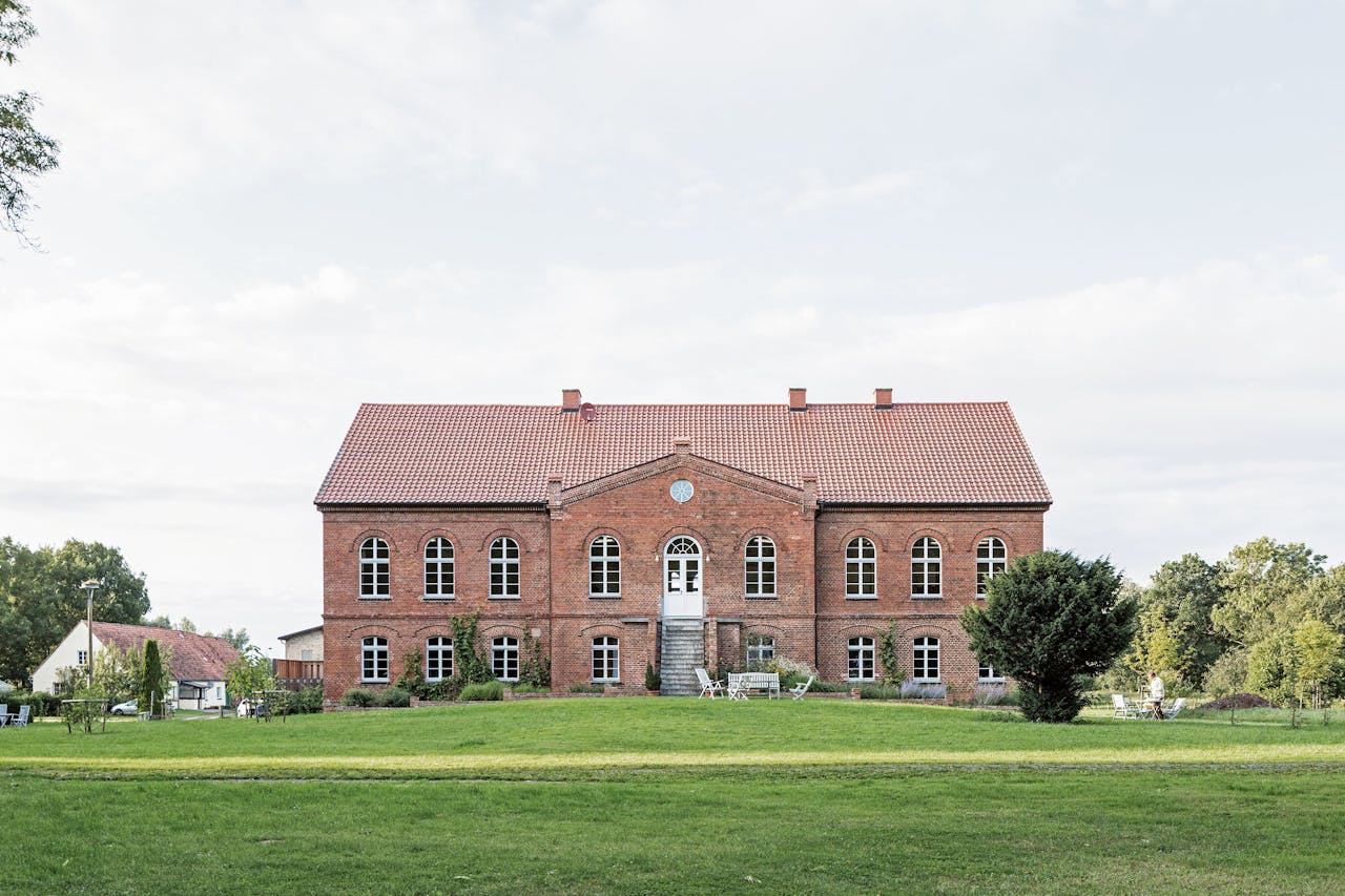 Het landhuis, uit 1840, ligt slechts twee kilometer van het strand.