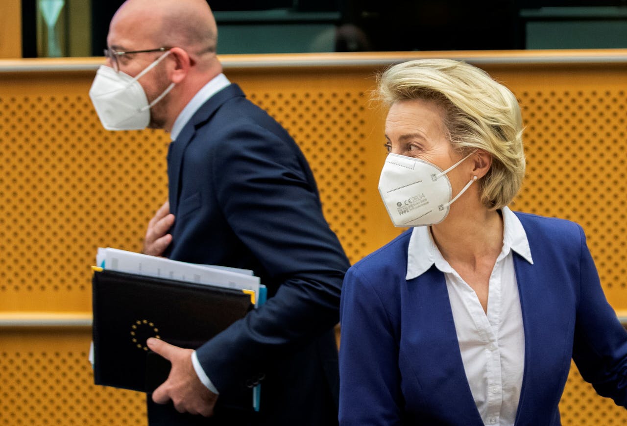 Charles Michel (l) passeert Ursula von der Leyen, voorzitter van de Europese Commissie.