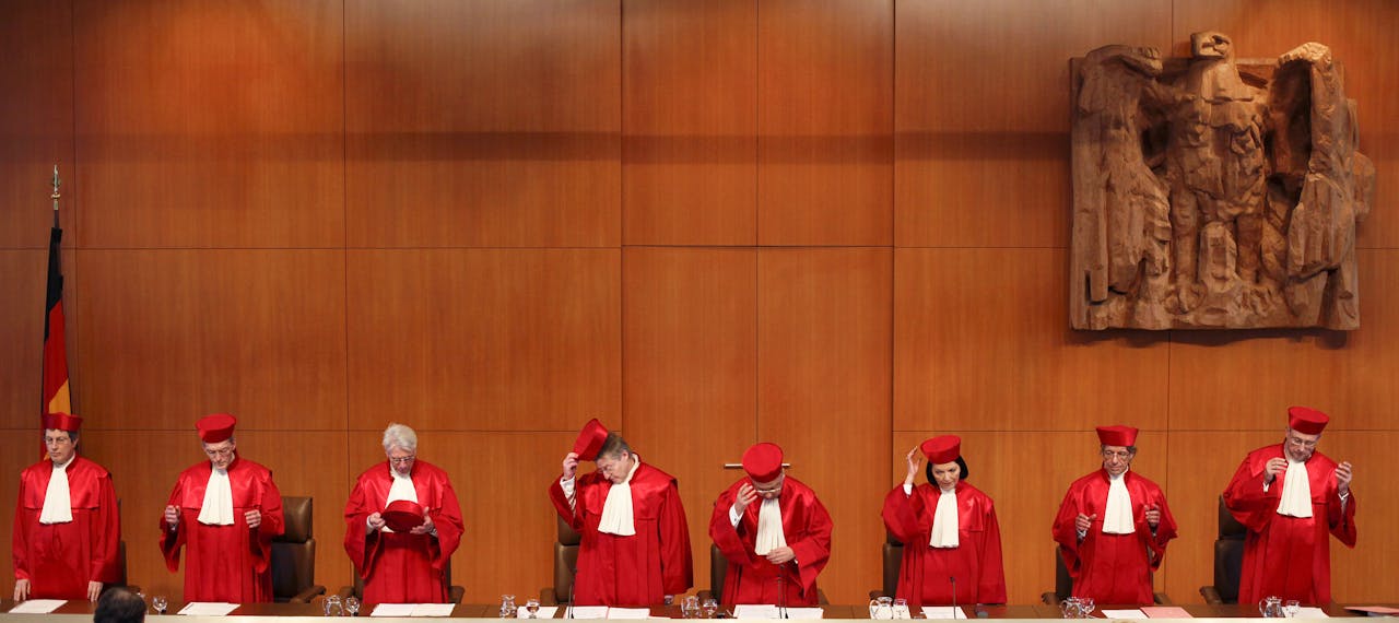 Rechters van het Bundesverfassungsgericht in hun typische rode toga.
