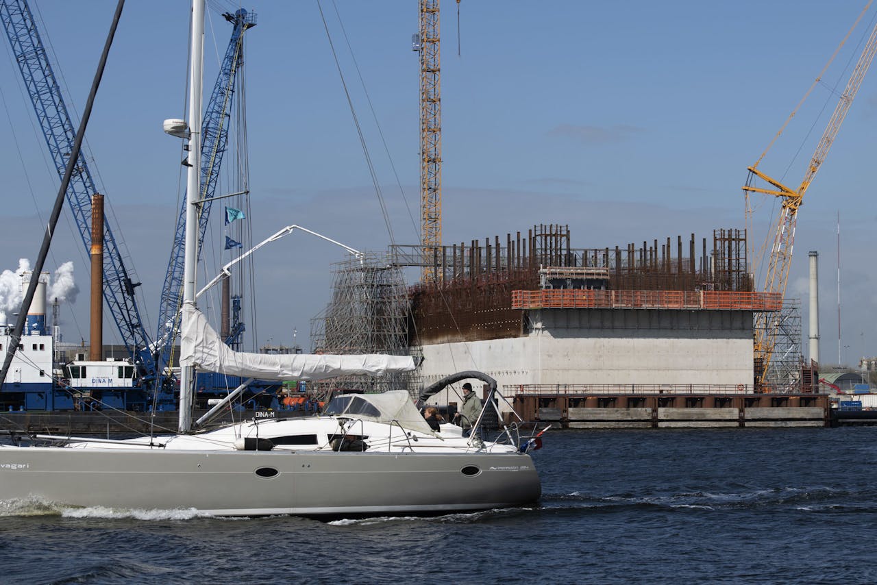 Werkzaamheden aan de betonnen deurkassen van de nieuwe zeesluis. Omdat de aanvankelijk ontworpen constructie te zwak was, was er meer beton, wapening en extra versteviging nodig. De bouw van de deurkassen is nu in volle gang.