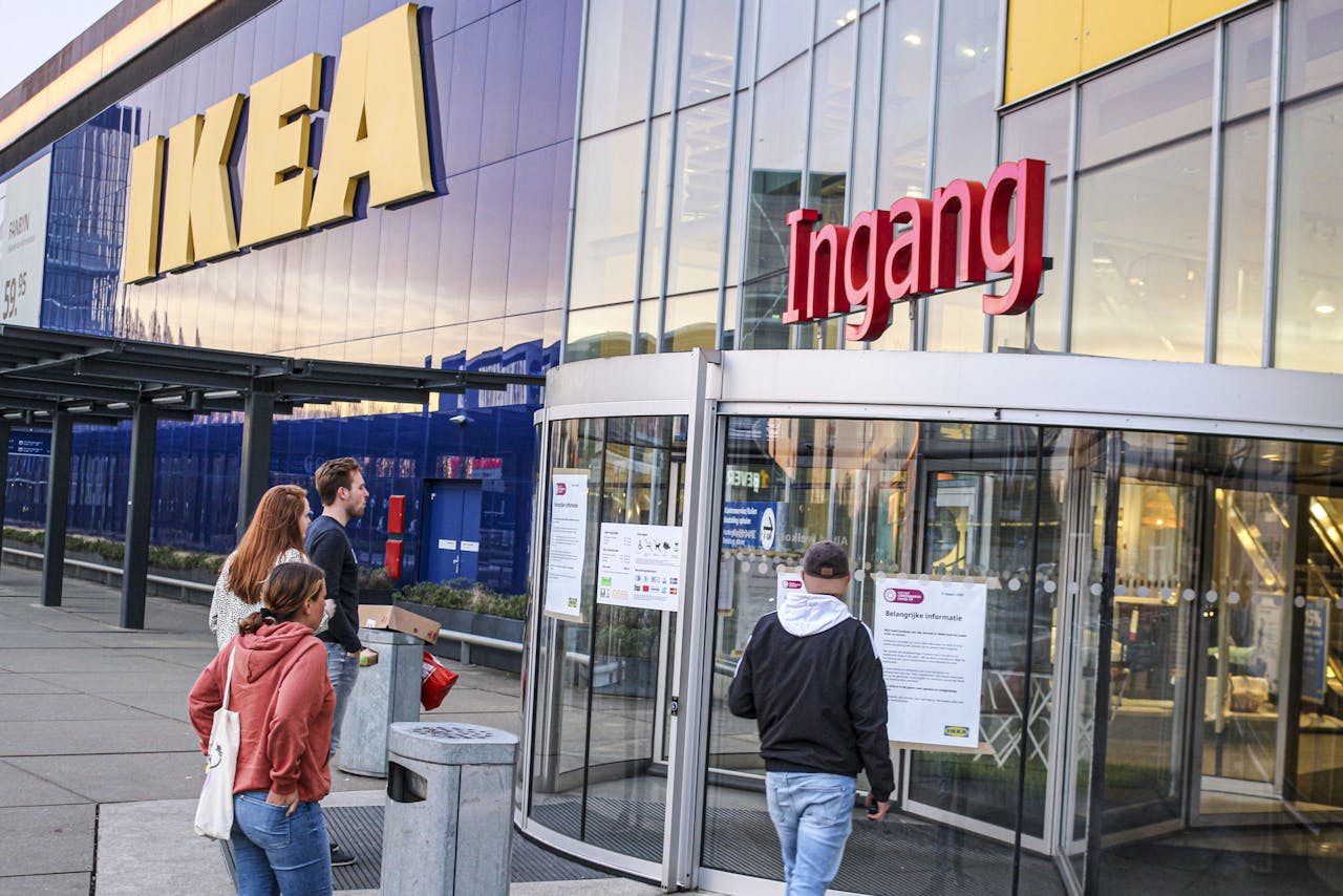 Bezoekers aan de Ikea in Hengelo staan woensdagmorgen voor een gesloten deur. Na druk van het personeel sloot Ikea dinsdagavond alle dertien vestigingen in Nederland.