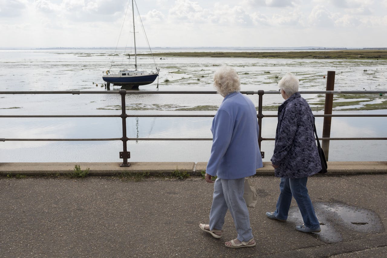 Twee oudere dames wandelen op de promenade van Leigh-on-Sea, in Essex, England.