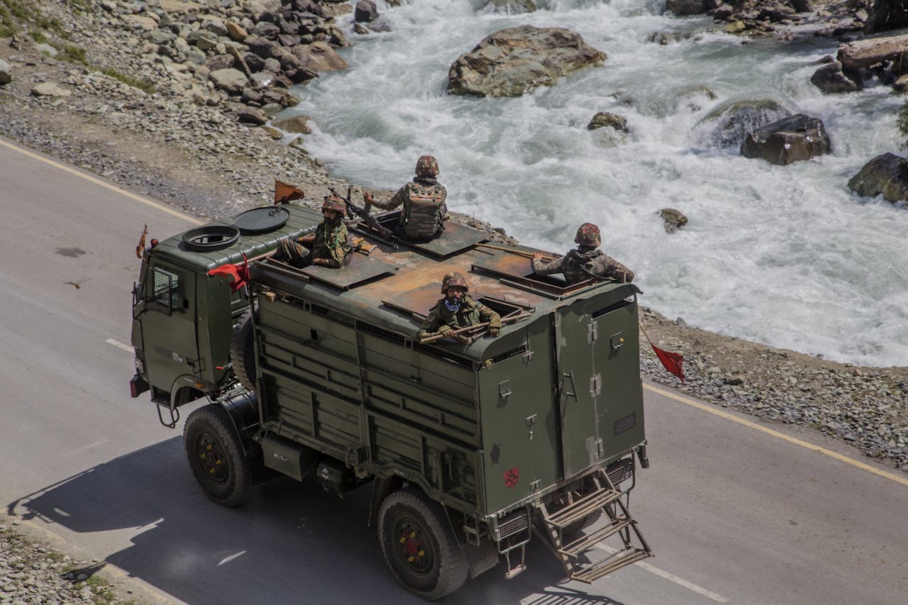 Een konvooi van het Indiase leger op weg naar Leh, in de noordelijke regio Jammu en Kasjmir. Een slepend grensconflict met China speelde de afgelopen jaren weer op in dit gebied.