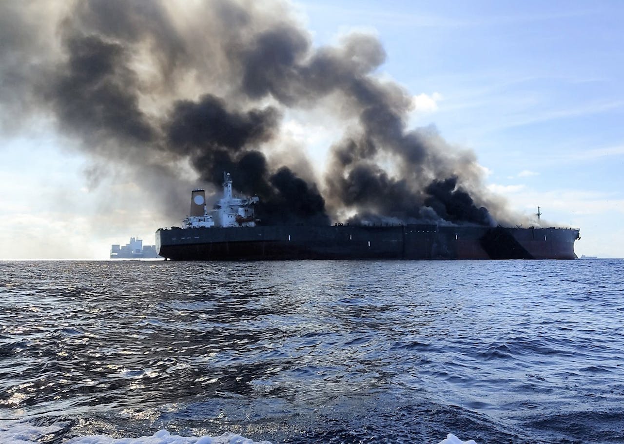 De Pablo staat in brand voor de kust van Maleisië. Het schip maakt vermoedelijk deel uit van de zogenoemde 'schaduwvloot' die gebruikt wordt om Russische olie te vervoeren.