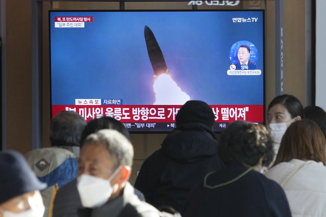 Een tv-scherm in het treinstation van de Zuid-Koreaanse hoofdstad Seoel toont woensdag een door Noord-Korea afgevuurde raket.