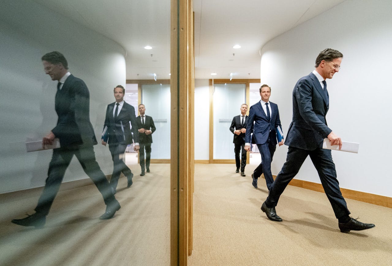 Premier Mark Rutte en minister Hugo de Jonge op weg naar de persconferentie afgelopen dinsdag