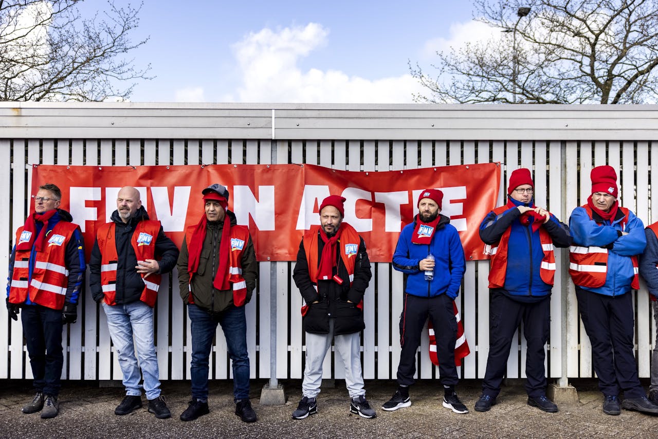 Medewerkers van de distributiecentra van Albert Heijn voeren sinds anderhalve week actie.