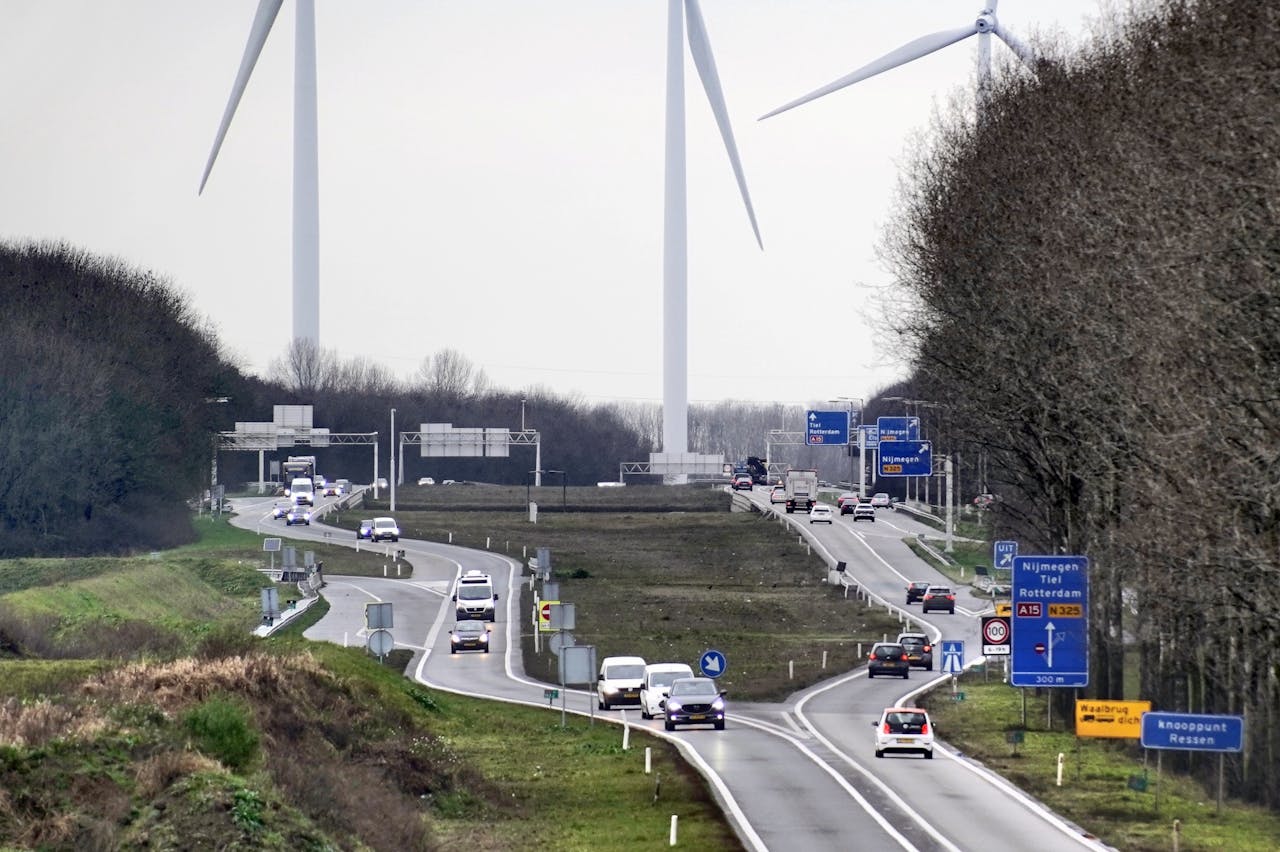 De A15 bij Bemmel, waar de snelweg doorgetrokken zou worden. In een rechtszaak hierover oordeelt de Raad van State dat niet meer stikstofneerslag moet worden meegeteld voor de vergunningverlening dan nu het geval is.