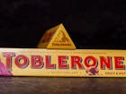Chocoladereep Toblerone verliest zijn logo 'maar de driehoekige vorm is bepalender'