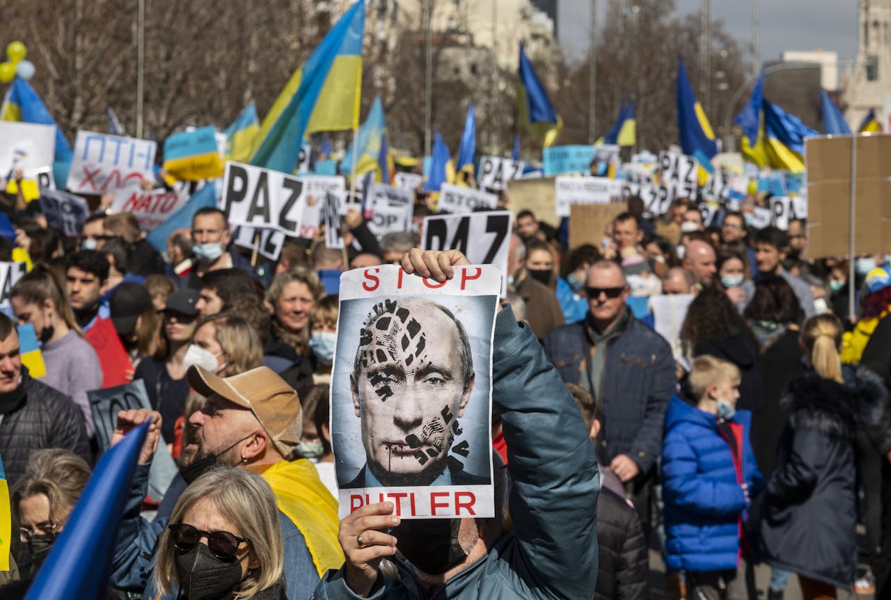 In tal van Europese steden gingen mensen zondag de straat op om te demonstreren tegen de Russische invasie in Oekraïne.