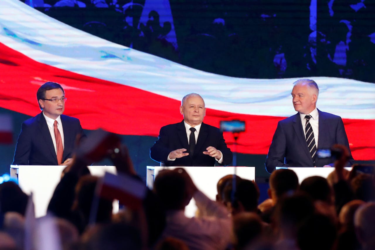 De drie leiders van de Poolse regeringscoalitie van links naar rechts: minister Ziobro (Verenigd Polen), PiS-leider Kaczynski en Akkoord-leider Jaroslaw Gowin.