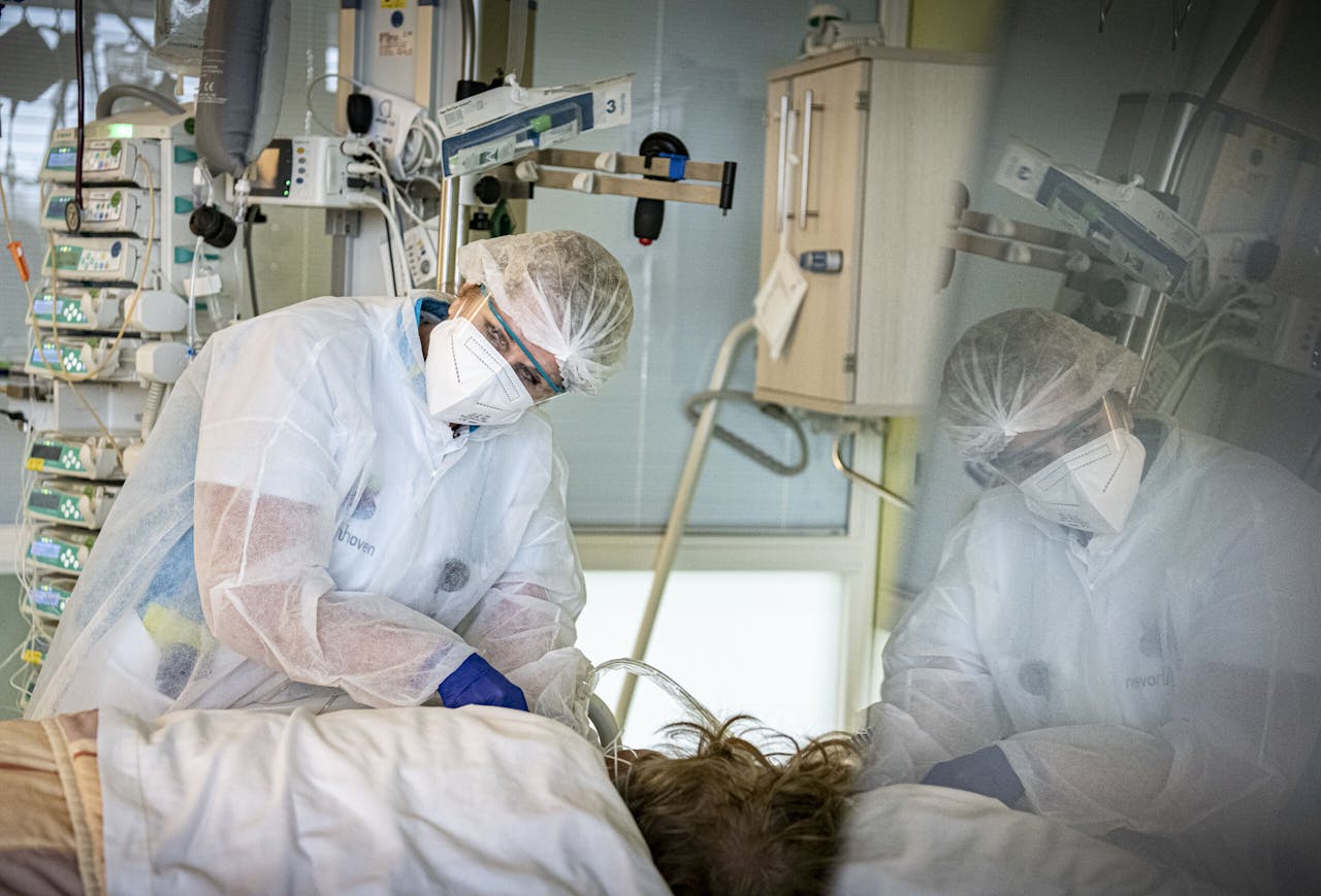 Covid-behandeling op de ic van Bernhoven. Het ziekenhuis in Uden was in de eerste weken van de coronapandemie een van de drukst bezette ziekenhuizen in Nederland.