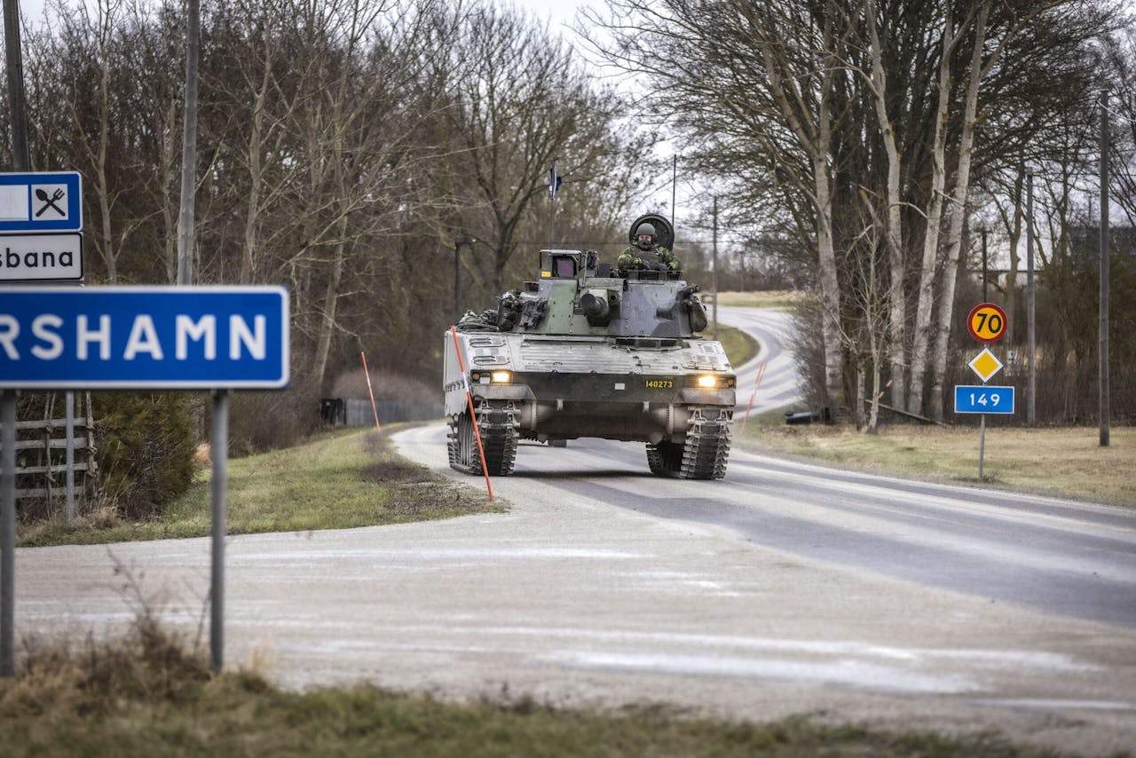 Een Zweedse pantserwagen patrouilleert bij Visby op Gotland.