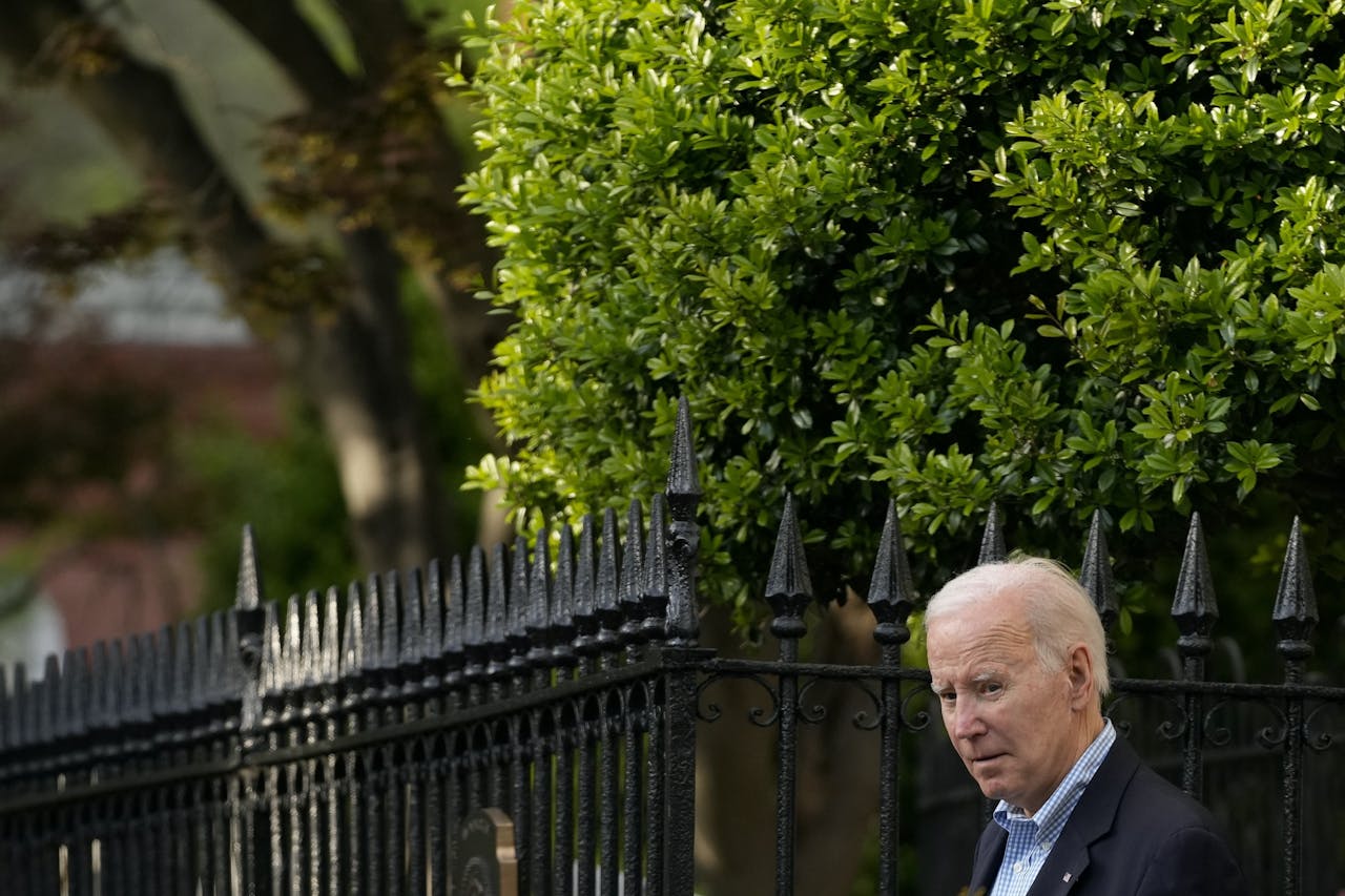President Joe Biden, hier bij de uitloop van een kerkdienst afgelopen zaterdag, ontvangt deze week de leiders van het Amerikaans congres om te onderhandelen over het verhogen van het schuldenplafond.