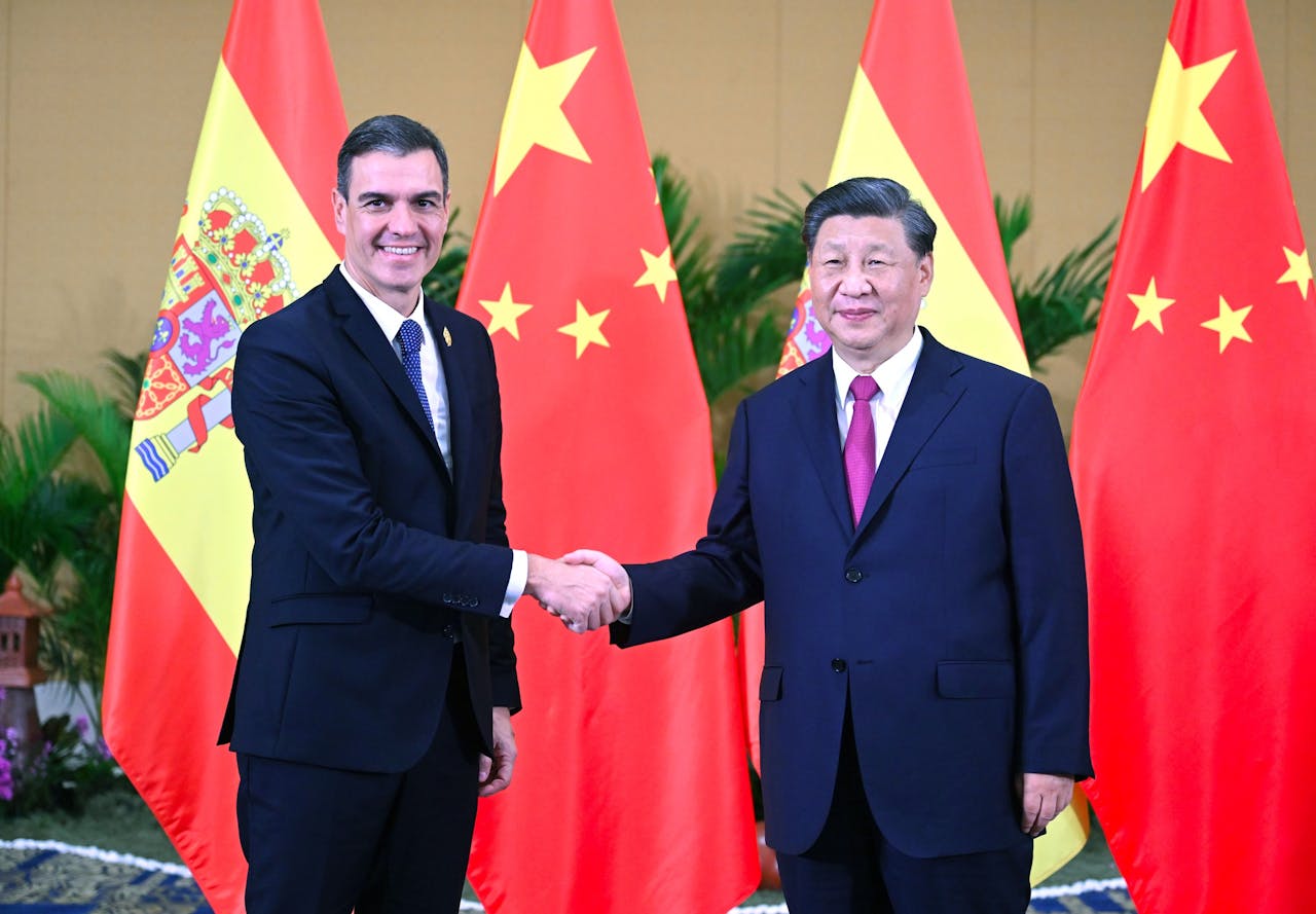 De Spaanse premier Pedro Sánchez en de Chinese President Xi Jinping tijdens de G20-top op Bali afgelopen november.