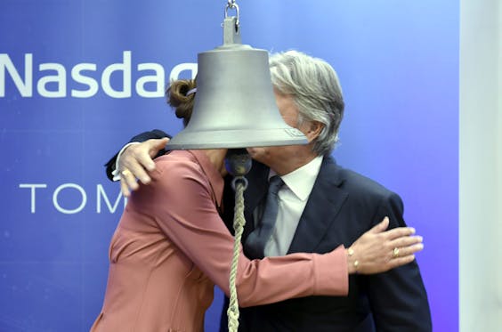 Chief risk officer Julie Galbo en bestuursvoorzitter Casper von Koskull van Nordea omhelzen elkaar nadat ze op 1 oktober de openingsbel van de beurs van Helsinki hebben mogen luiden.