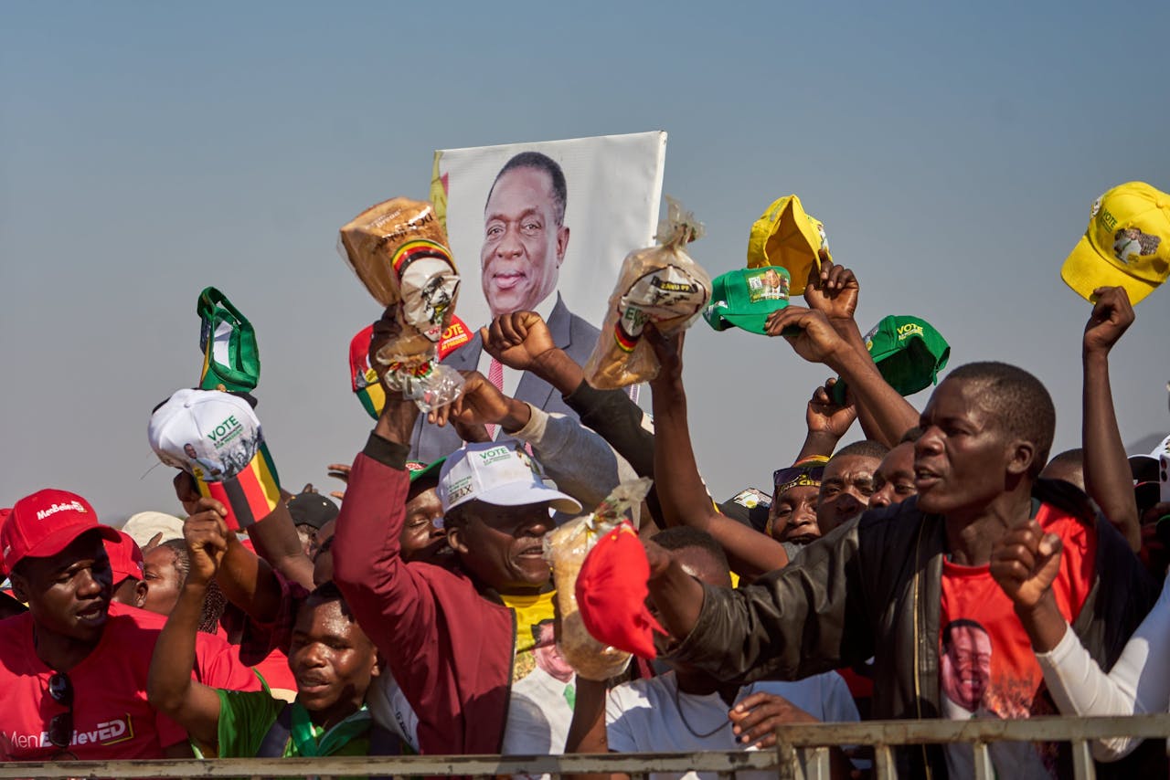 Supporters van de zittende president van Zimbabwe bij een verkiezingsbijeenkomst.