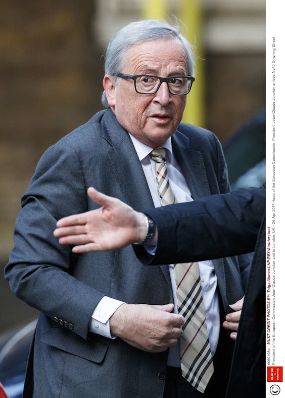 Jean-Claude Juncker arriveert, met Burberry das, in Downing Street.