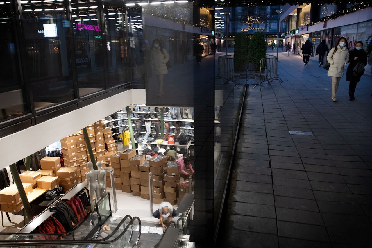 Opgestapelde dozen bij modemerk G-Star in Rotterdam. Winkels zouden normaal gesproken nu al een deel van de lentecollectie hebben hangen.