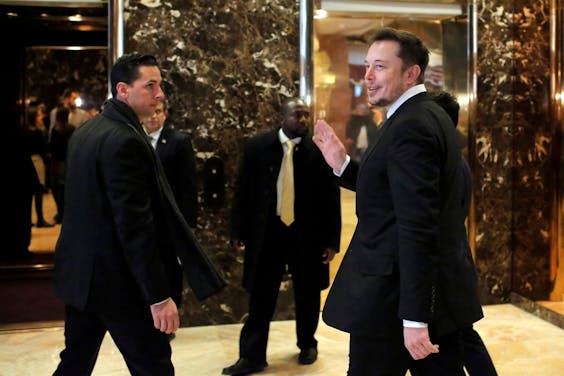 Tesla-ceo Elon Musk komt aan bij de Trump Tower, voor een gesprek met president Trump en andere topmannen van techbedrijven, in februari van dit jaar.