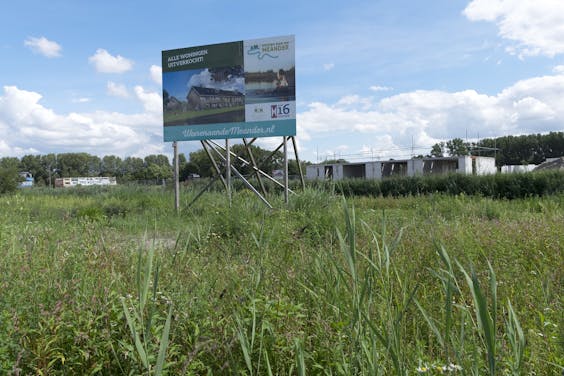 Alle woningen uitverkocht. Aankondiging voor de bouw van nieuwe woningen. Doordat de economie sterk is aangetrokken neemt de vraag naar koophuizen flink toe. Er wordt daardoor veel gebouwd in de Vinex-wijk park Zestienhoven in Rotterdam.