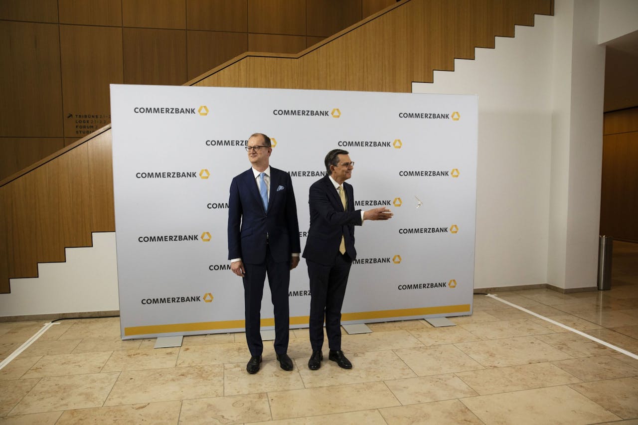 Ceo Martin Zielke (l) en voorzitter van de raad van commissarissen Stefan Schmittmann van Commerzbank poseren voor fotografen tijdens de aandeelhoudersvergadering in mei vorig jaar.