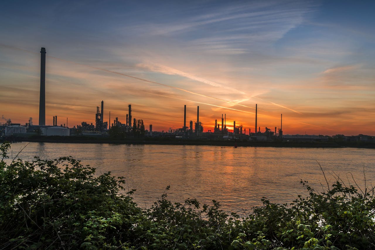Shell Pernis is de grootste raffinaderij van Europa en één van de grootste raffinaderijen ter wereld. De gemiddelde winsttaxatie bij het oliebedrijf is nu 86% lager dan aan het begin van het jaar.