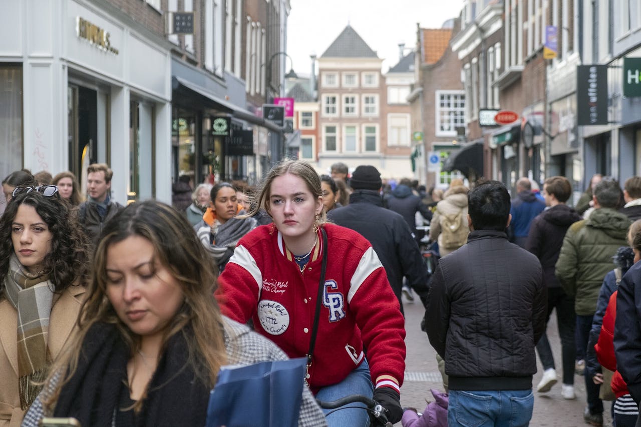Winkelend publiek in het centrum van Delft