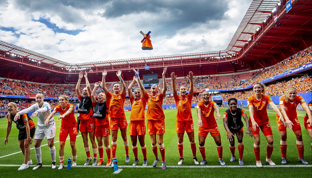 De Oranjeleeuwinnen maken een vreugdedans, op het WK Vrouwenvoetbal in 2019.