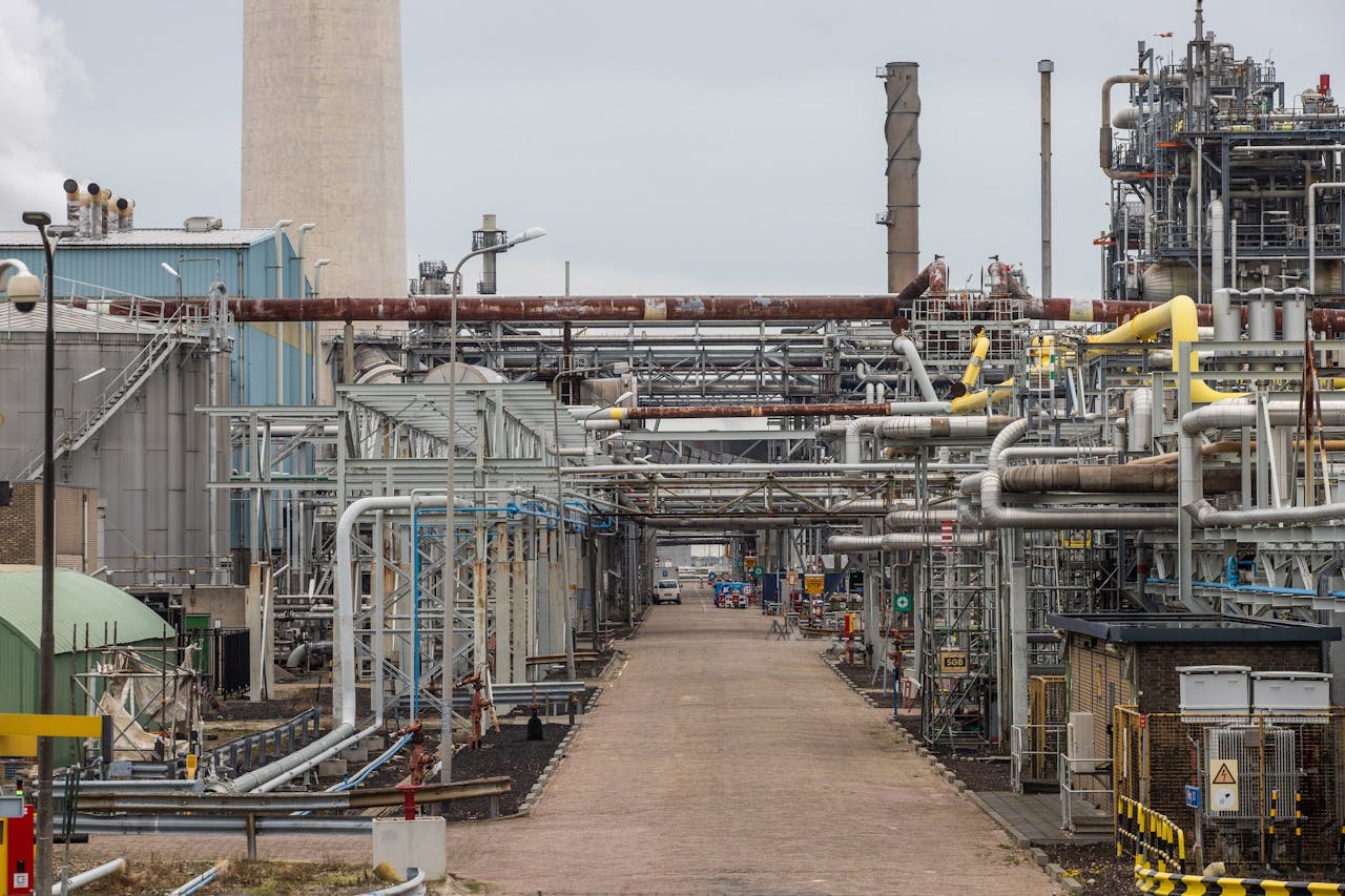 De raffinaderij van Shell in Pernis in de Rotterdamse haven. De gedaalde olieprijs is nog niet verwerkt in de prijzen van benzine en diesel.