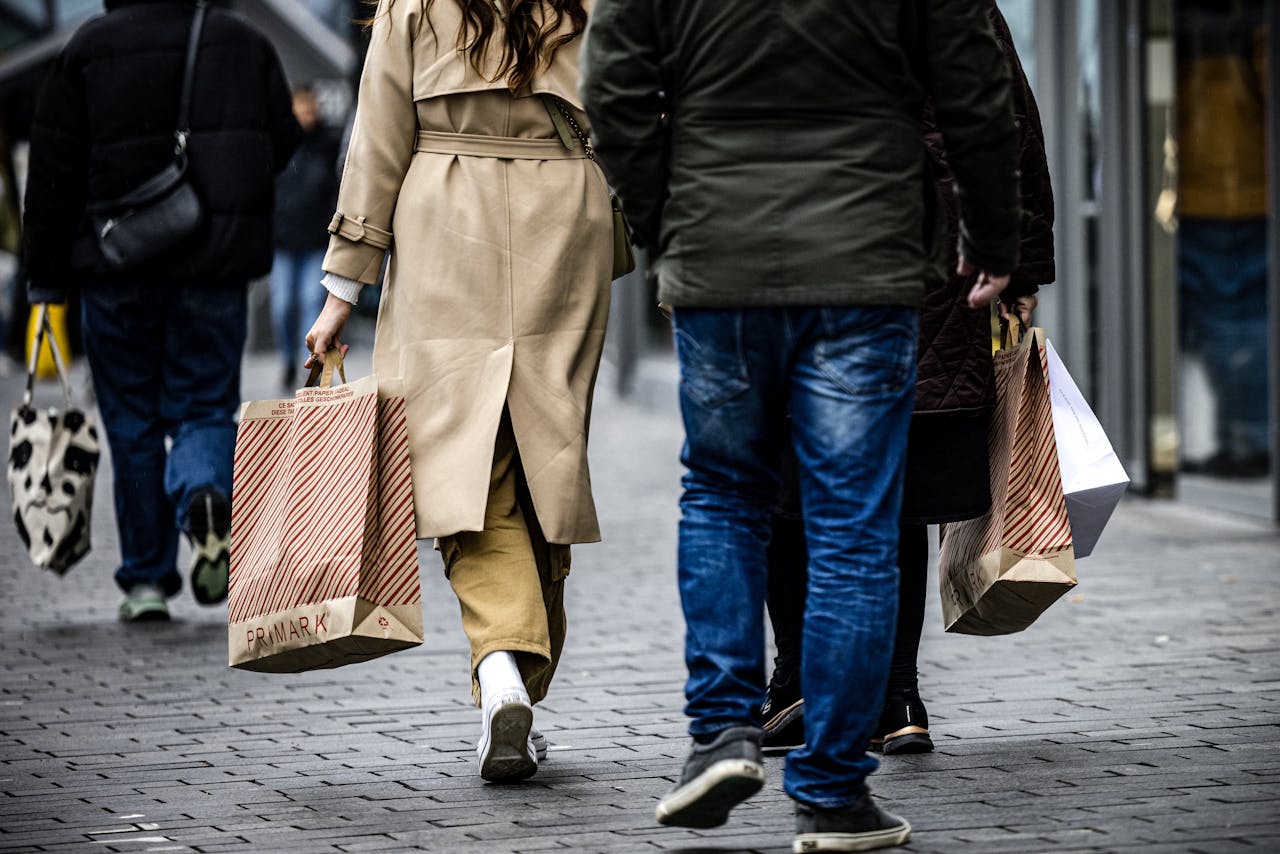 Winkelend publiek in het centrum van Eindhoven. Het consumentenvertrouwen daalde in oktober.