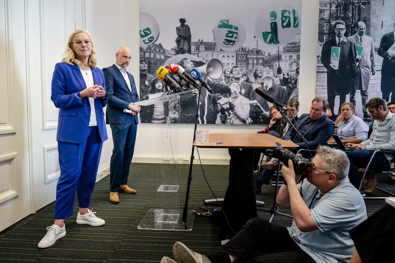 D66-leider Sigrid Kaag (l) en partijvoorzitter Victor Everhardt staan donderdag de pers te woord in Den Haag.