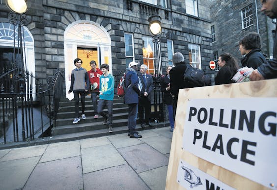 Jonge kiezers verlaten een stembureau in Edinburgh, Schotland, na hun stem te hebben gegeven voor of tegen Schotse onafhankelijkheid in het referendum van 2014.