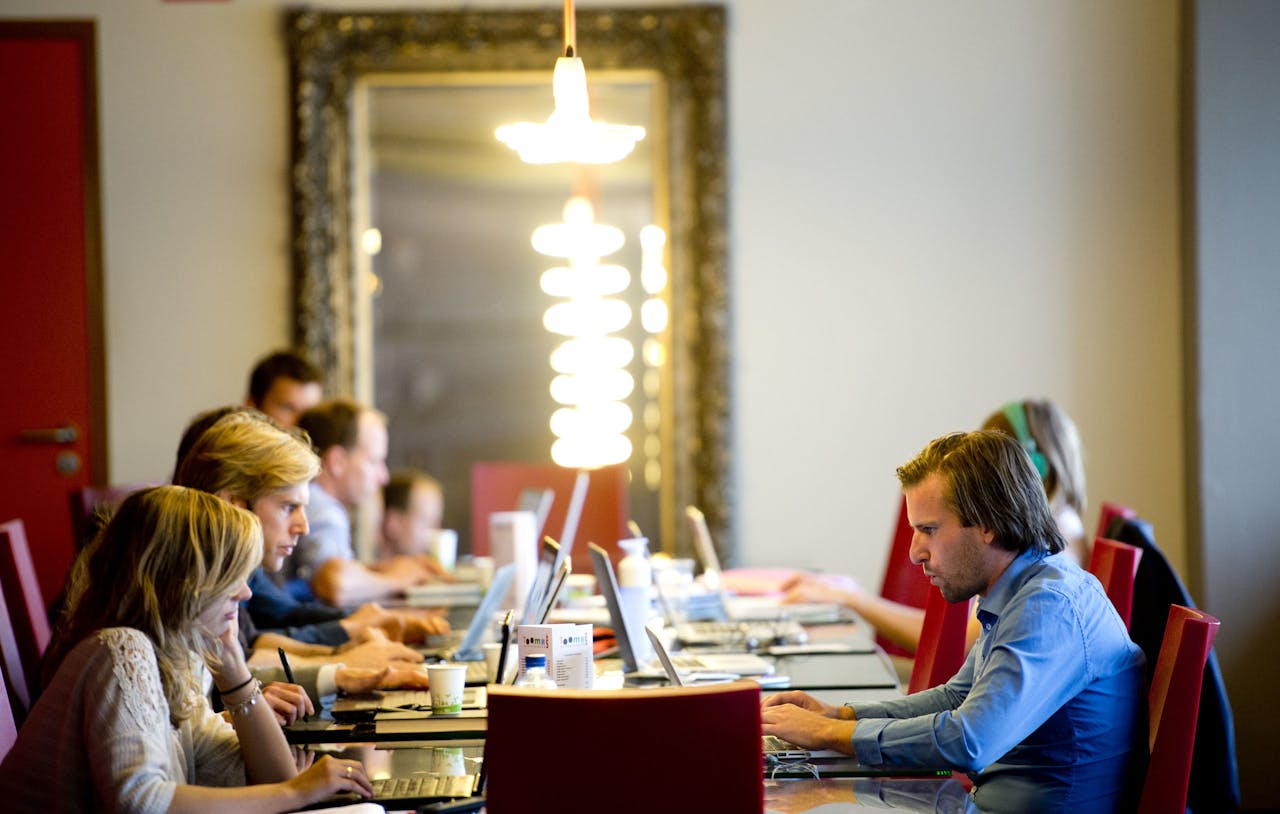Zzp'ers aan het werk in Seats2Meet in Utrecht, waar zelfstandigen een werkplek of vergaderzaal huren kunnen huren.