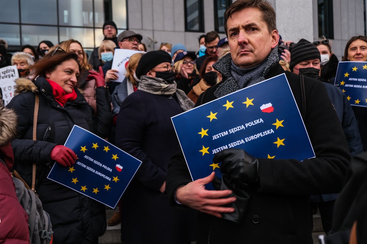 Poolse rechters bij een protest tegen de regering, die hervormingen doorvoerde die inbreken op de onafhankelijkheid van de rechterlijke macht.