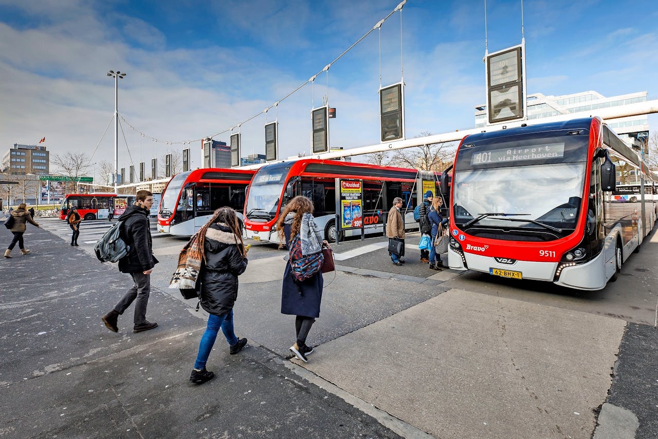 Bussen uit de fabriek van VDL op het busstation van Eindhoven