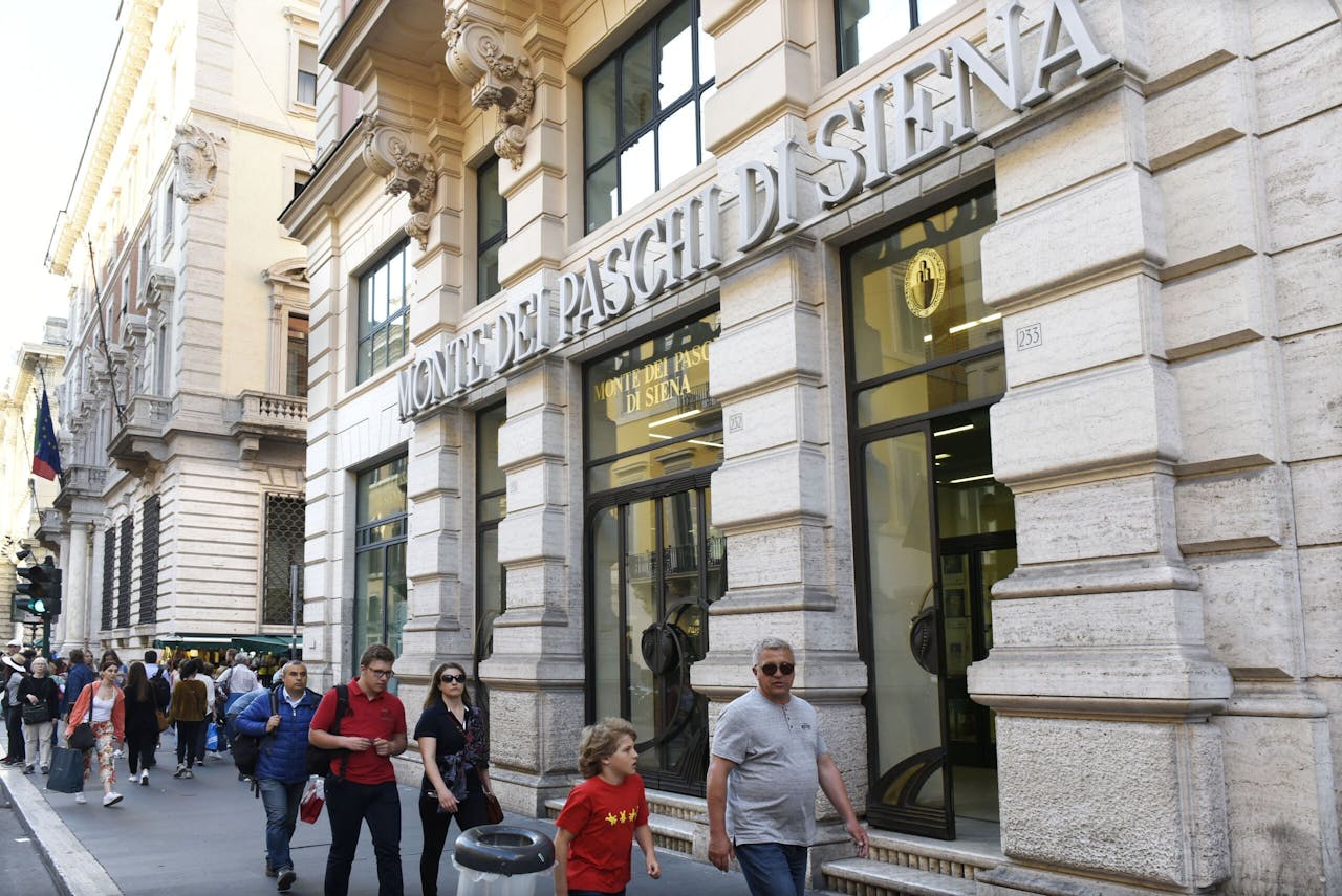 Monte dei Paschi di Siena, met een geschiedenis die teruggaat tot 1472 de oudste bank ter wereld, werd in 2017 genationaliseerd. In de jaren erna lukte het niet de bank weer te privatiseren.