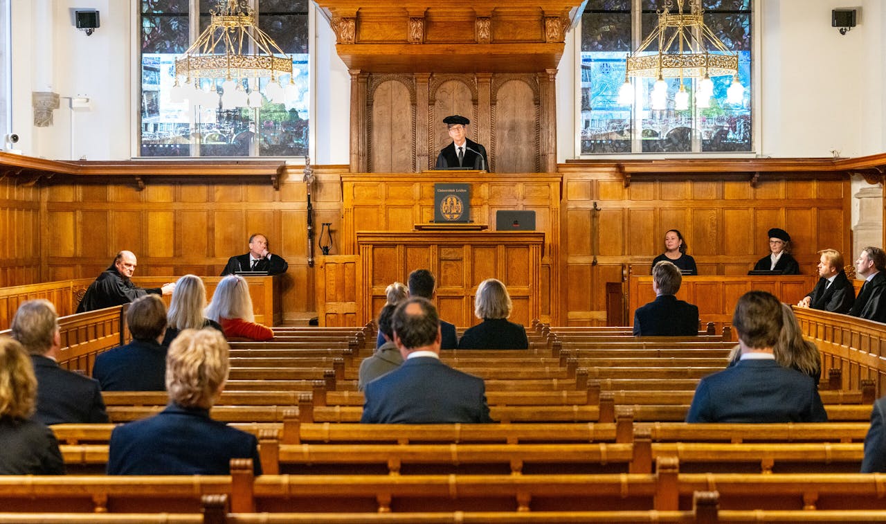 Hoogleraar belastingrecht Jan Vleggeert houdt zijn inaugurele rede in de aula van de Universiteit Leiden.