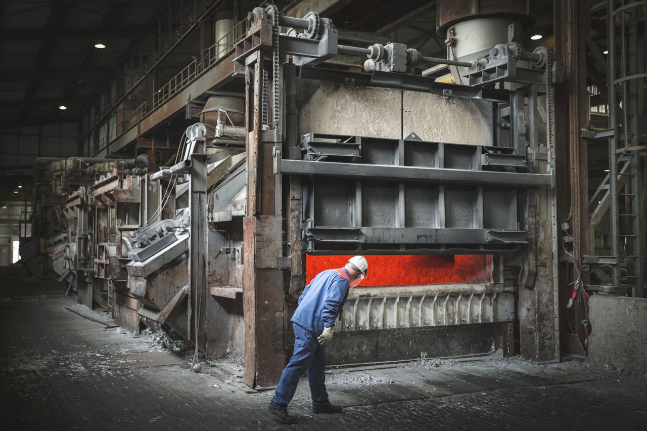 De gasprijs is de afgelopen maanden sterk gestegen. Tegelijkertijd gaat de prijs voor het recht om een ton CO₂ uit te stoten hard omhoog, wat de kosten voor grootverbruikers nog verder opjaagt.