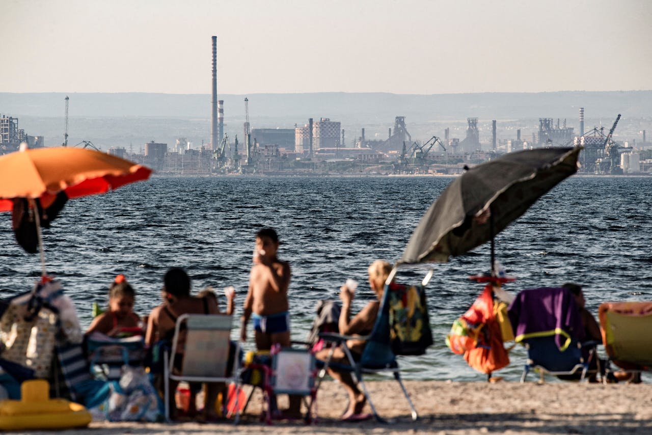 Strand in Taranto met uitzicht op de staalfabriek van ArcelorMittal, voorheen Ilva.