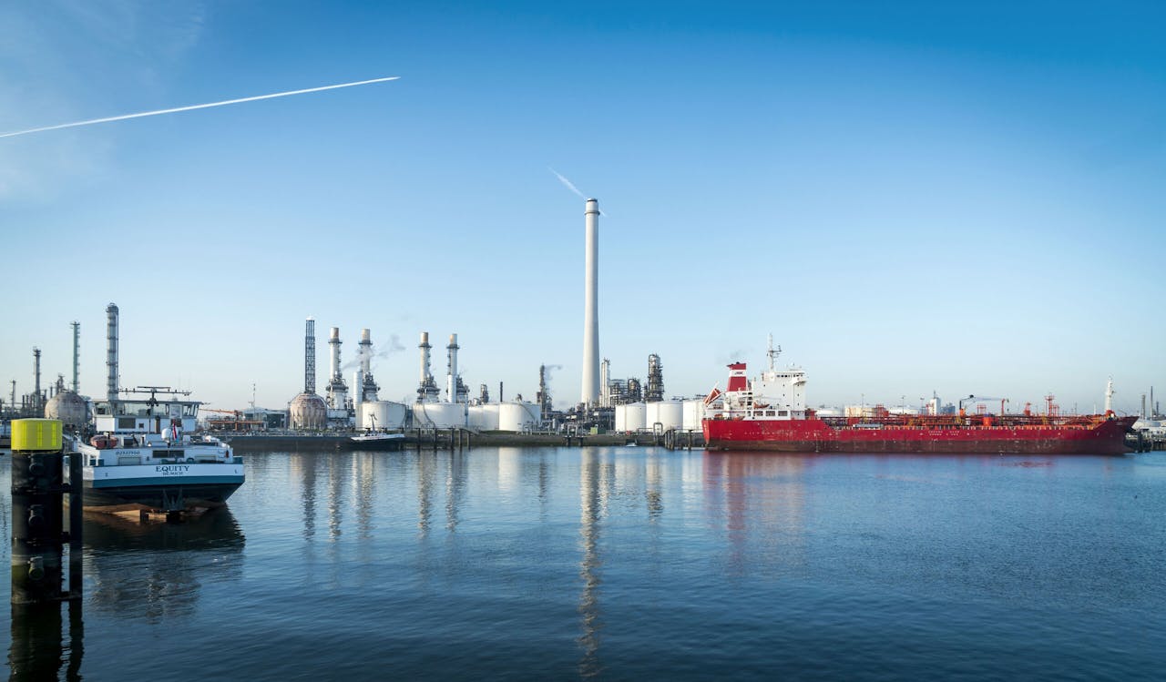 Shell Pernis is de grootste raffinaderij van Europa en één van de grootste raffinaderijen ter wereld.