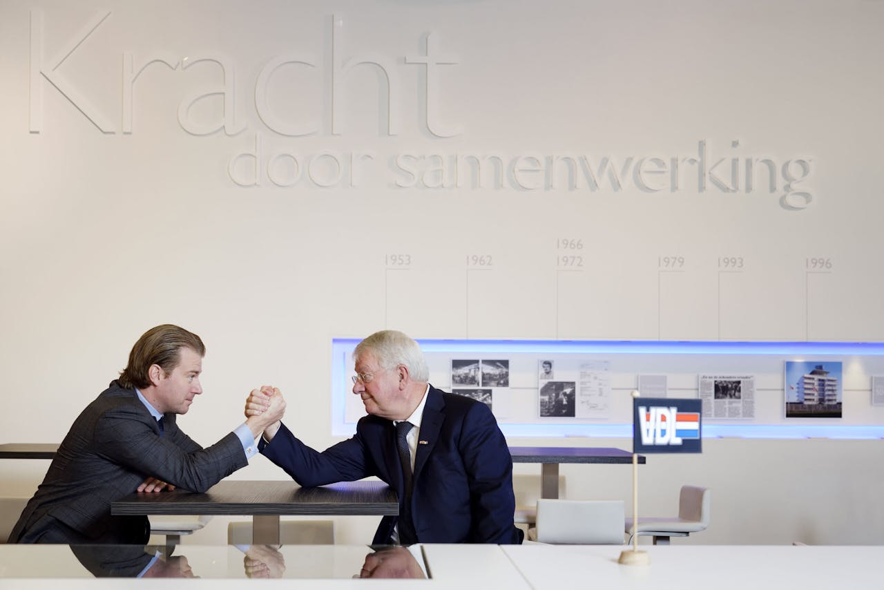 Bestuursvoorzitter Willem van der Leegte van de Veldhovense auto- en vrachtwagenbouwer VDL (links) met zijn vader en voorganger Wim. Nederland kent een fiscale vrijstelling voor bedrijfsopvolging.