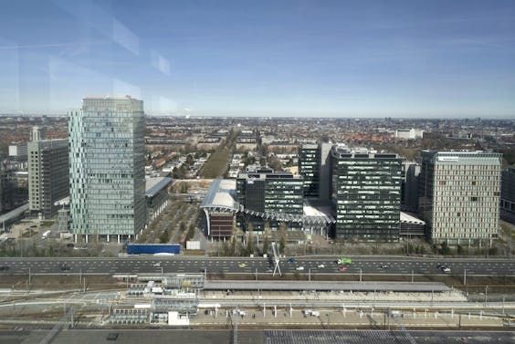 De Zuidas. De snelweg A10 zal onder de grond en uit beeld verdwijnen, zodat er bovengronds onder meer ruimte komt voor groen en voor een nieuw station Amsterdam Zuid.