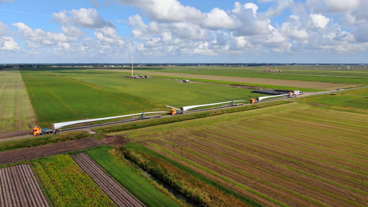 Windmolens op weg naar de windparken Drentse Monden en Oostermoer. Tegen de windmolenparken is lokaal veel verzet.