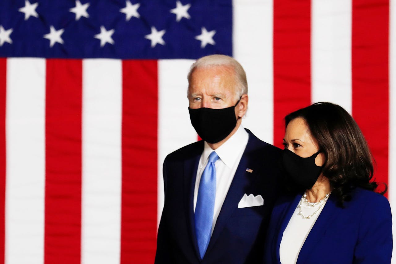 Op campagne in coronatijd. Presidentskandidaat Joe Biden en running mate Kamala Harris samen op het podium in Delaware.