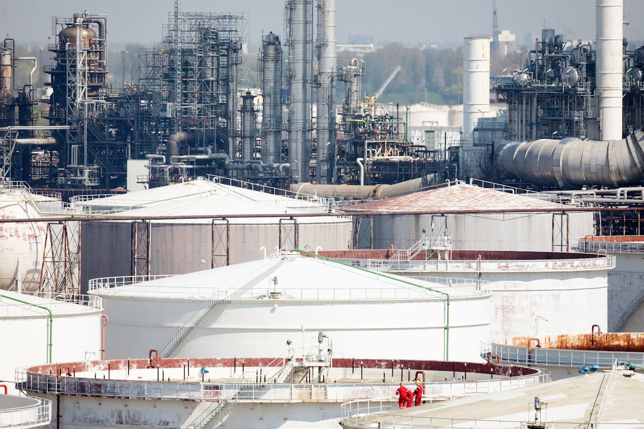 De eerste fabriek die Shell Pernis onder handen neemt, staat in de steigers.