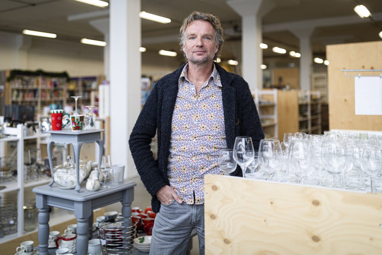 Willem van Rijn in de Zaanse kringloopwinkel van Het Goed: 'Zo’n Primark zou zich dood moeten schamen. Hun duurzaamheidsplan is dat een T-shirt straks dertig keer meegaat in plaats van vijf keer?'