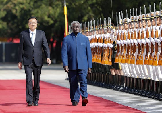 Nieuwe vrienden: de minister-president van de Salomonseilanden Manasseh Sogavare (r) en zijn Chinese collega Li Keqiang inspecteren de erewacht tijdens Sogavares eerste bezoek aan Peking.