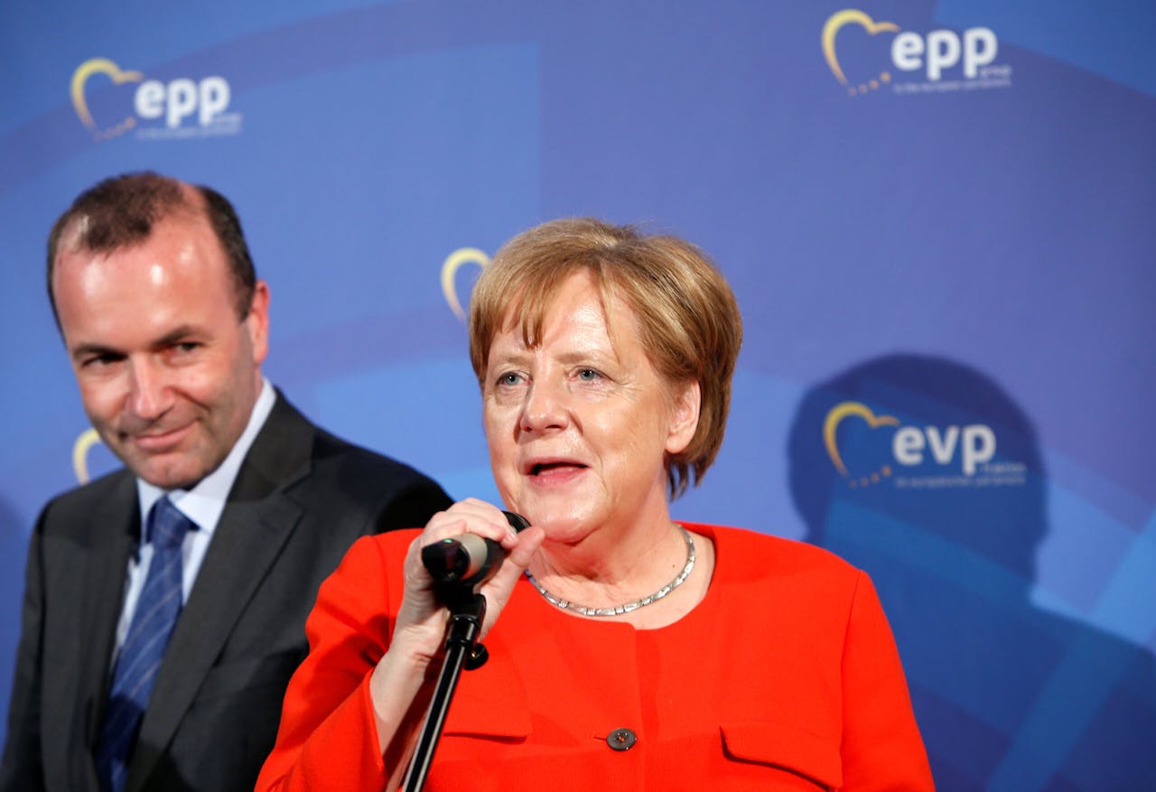 De Duitse bondskanselier Angela Merkel (r) in 2019 met CSU-Europarlementariër Manfred Weber.